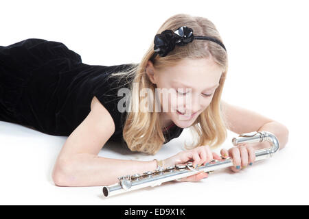 junge blonde Mädchen Holding Querflöte im Studio vor weißem Hintergrund Stockfoto