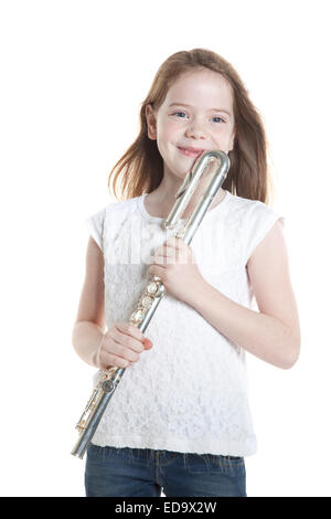 junges Mädchen mit braunen Haaren hält Querflöte im Studio vor weißem Hintergrund Stockfoto