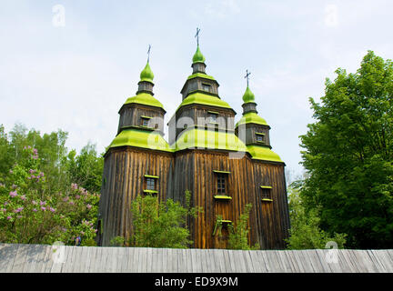 Echte Mittelalter die Holzkirche, aufgezeichnet im Natur-Museum der Holzarchitektur im Dorf Pirogowo in der Nähe von Kiew, k Stockfoto