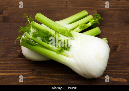 Fenchel auf Holztisch von oben gesehen Stockfoto