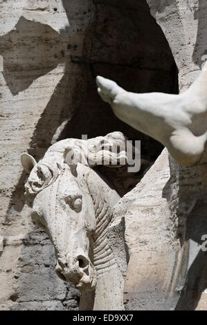 Brunnen der vier Flüsse mit einem Pferd Statue von Gian Lorenzo Bernini für Papst Innocent X, Rom, Italien. Stockfoto