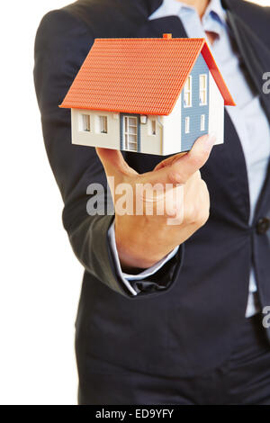 Hände eines weiblichen Real Estate Broker holding ein kleines Haus als Konzept für ein Haus Stockfoto