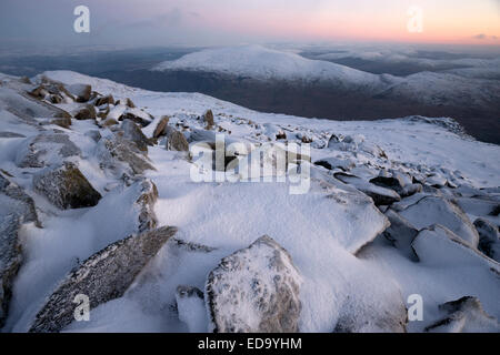 Winter-Ansicht der Moel Siabod von Glyder Fach bei Dämmerung, Snowdonia-Nationalpark, Wales, UK Stockfoto