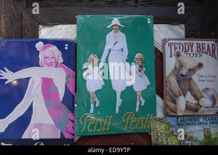 Alte, Nostalgische Schilder Vor Einem Trödelladen Im Nürnberger Handwerkerhof, Nürnberg, Mittelfranken, Bayern, Deutschland, Eur Stockfoto