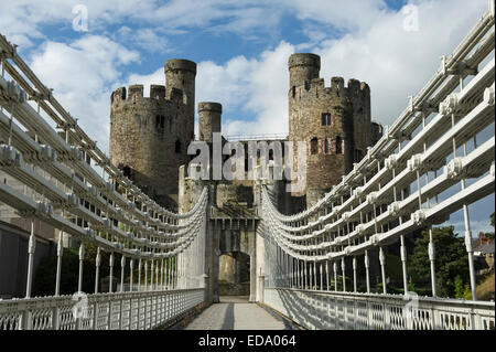 Thomas Telford's Hängebrücke über den Fluss Dee in Conwy in North Wales auf den Fluss Dee mit Blick auf den 12. Jahrhundert Norman Conwy Castle Stockfoto