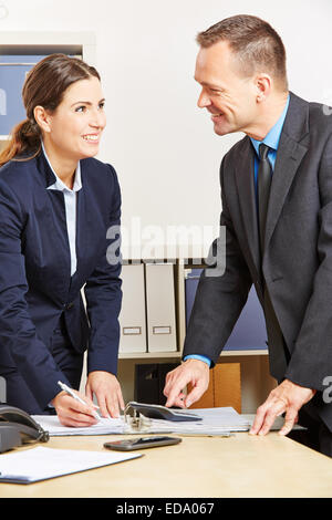 Zwei Berater berechnen für eine Investition in eine Bank Finanzierung Stockfoto