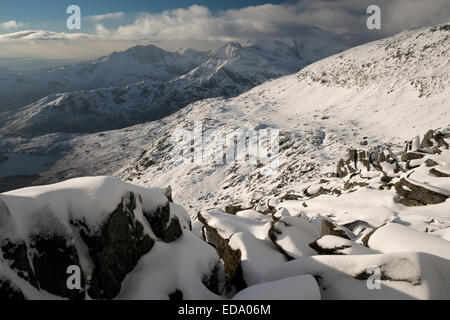 Mit Blick auf das Snowdon massiv auf dem Weg von Glyder Fach Glyder Fawr, Snowdonia-Nationalpark, Wales, UK Stockfoto