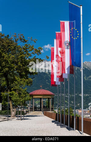 Österreichische Fahnen der verschiedenen Provinzen mit EU-Flagge am Bergisel am Stadtrand von Innsbruck, Hauptstadt der Provinz Tirol in Österreich Stockfoto