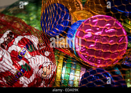 Weihnachten Pralinen, mit bunten Schokoladen-Münzen und der Weihnachtsmann in orange und rot Netzsäcke. Stockfoto