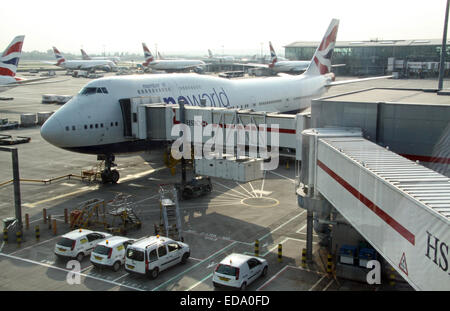 British Airways Boeing 747 Jumbo Jet auf dem Stand am Flughafen Heathrow, Vereinigtes Königreich Stockfoto