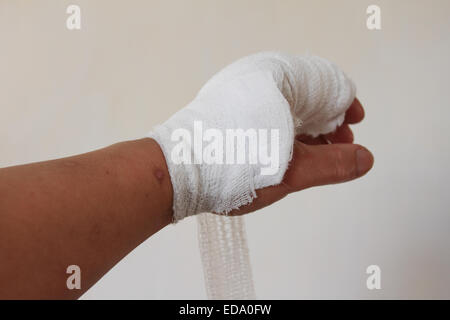 Männliche linke Hand hat Unfall, Verband an der linken Hand, Norfolk, Großbritannien Stockfoto