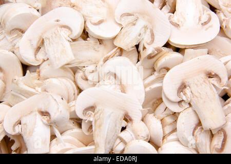 In Scheiben geschnittenen Champignons aus der Nähe von oben gesehen Stockfoto