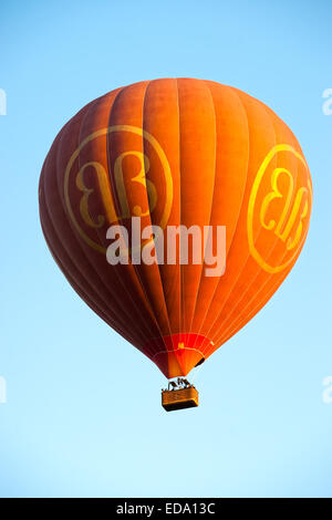 BAGAN - 29. NOVEMBER: Tourist in einem Heißluftballon über die Ebene von Bagan, eine antike Stadt in der Region von Mandalay Myanmar. Stockfoto