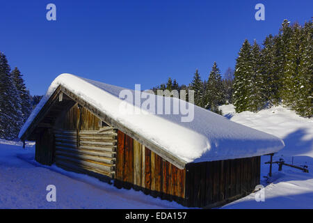 Hütte in Einer Schneelandschaft Bei Elmau, Oberbayern, Bayern, Deutschland, Europa. Stockfoto