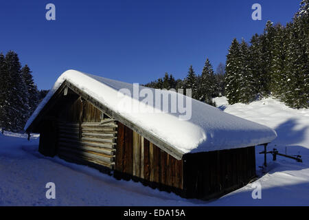 Hütte in Einer Schneelandschaft Bei Elmau, Oberbayern, Bayern, Deutschland, Europa. Stockfoto