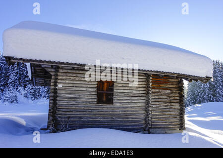 Hütte in Einer Schneelandschaft Bei Elmau, Oberbayern, Bayern, Deutschland, Europa. Stockfoto