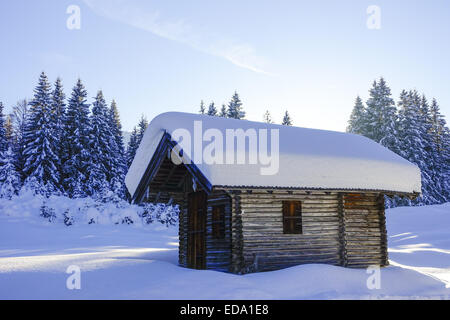 Hütte in Einer Schneelandschaft Bei Elmau, Oberbayern, Bayern, Deutschland, Europa. Stockfoto