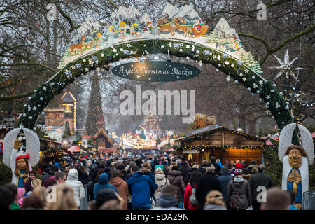 London, UK. 1. Januar 2015. Winter Wonderland im Hyde Park Contuinues, große Massen aus allen Segmenten der Londoner Gesellschaft - Familien und Erwachsene jeden Alters zu zeichnen scheinen die letzten Tropfen Weihnachtsstimmung durch Teilhabe an den Jahrmarkt Aktivitäten und Diashow sowie durch kalorienreiche Lebensmittel essen und trinken suchen. Lächeln ist ziemlich knapp außer von Kindern immer Ballons und Menschen auf der Achterbahn. Bildnachweis: Guy Bell/Alamy Live-Nachrichten Stockfoto