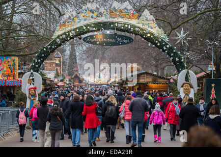 London, UK. 1. Januar 2015. Winter Wonderland im Hyde Park Contuinues, große Massen aus allen Segmenten der Londoner Gesellschaft - Familien und Erwachsene jeden Alters zu zeichnen scheinen die letzten Tropfen Weihnachtsstimmung durch Teilhabe an den Jahrmarkt Aktivitäten und Diashow sowie durch kalorienreiche Lebensmittel essen und trinken suchen. Lächeln ist ziemlich knapp außer von Kindern immer Ballons und Menschen auf der Achterbahn. Bildnachweis: Guy Bell/Alamy Live-Nachrichten Stockfoto