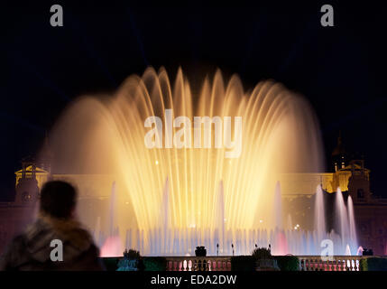 Nachtansicht der magische Brunnen-Licht-Show in Barcelona, Katalonien, Spain.Magic Brunnen von Montjuic Lichtshow am Plaça d ' Espanya Stockfoto