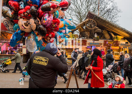 London, UK. 1. Januar 2015. Winter Wonderland im Hyde Park Contuinues, große Massen aus allen Segmenten der Londoner Gesellschaft - Familien und Erwachsene jeden Alters zu zeichnen scheinen die letzten Tropfen Weihnachtsstimmung durch Teilhabe an den Jahrmarkt Aktivitäten und Diashow sowie durch kalorienreiche Lebensmittel essen und trinken suchen. Lächeln ist ziemlich knapp außer von Kindern immer Ballons und Menschen auf der Achterbahn. Bildnachweis: Guy Bell/Alamy Live-Nachrichten Stockfoto