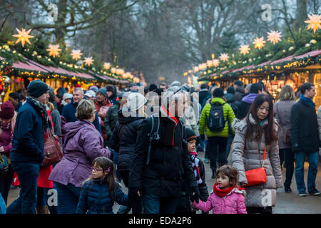 London, UK. 1. Januar 2015. Winter Wonderland im Hyde Park Contuinues, große Massen aus allen Segmenten der Londoner Gesellschaft - Familien und Erwachsene jeden Alters zu zeichnen scheinen die letzten Tropfen Weihnachtsstimmung durch Teilhabe an den Jahrmarkt Aktivitäten und Diashow sowie durch kalorienreiche Lebensmittel essen und trinken suchen. Lächeln ist ziemlich knapp außer von Kindern immer Ballons und Menschen auf der Achterbahn. Bildnachweis: Guy Bell/Alamy Live-Nachrichten Stockfoto