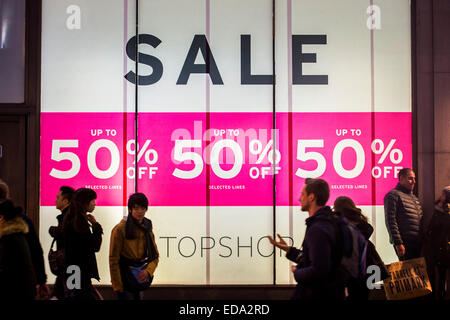 London, UK. 1. Januar 2015. Neujahr in Oxford und Regent Street - haben Leute nicht von Weihnachten Überschuss oder das kalte Wetter satt wurden. Sie weiterhin suchen nach Schnäppchen in großer Zahl in das warme Licht der Weihnachtsbeleuchtung. Bildnachweis: Guy Bell/Alamy Live-Nachrichten Stockfoto