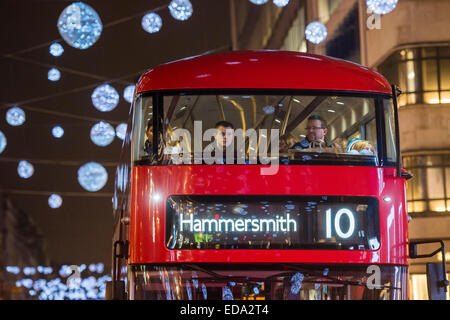 London, UK. 1. Januar 2015. Neujahr in Oxford und Regent Street - haben Leute nicht von Weihnachten Überschuss oder das kalte Wetter satt wurden. Sie weiterhin suchen nach Schnäppchen in großer Zahl in das warme Licht der Weihnachtsbeleuchtung. Bildnachweis: Guy Bell/Alamy Live-Nachrichten Stockfoto