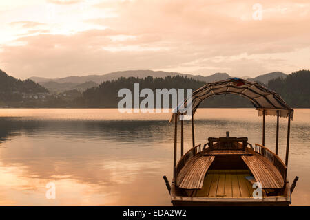 Touring Boot am berühmten Lake Bled, Slowenien bei Sonnenuntergang Stockfoto