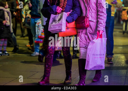 London, UK. 1. Januar 2015. Neujahr in Oxford und Regent Street - haben Leute nicht von Weihnachten Überschuss oder das kalte Wetter satt wurden. Sie weiterhin suchen nach Schnäppchen in großer Zahl in das warme Licht der Weihnachtsbeleuchtung. Bildnachweis: Guy Bell/Alamy Live-Nachrichten Stockfoto