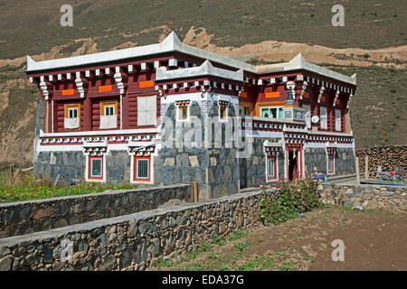 Tibetische Architektur Landschaft zeigt moderne Granit Haus mit typischen Flachdach und kleinen Wachturm, Sichuan, China Stockfoto