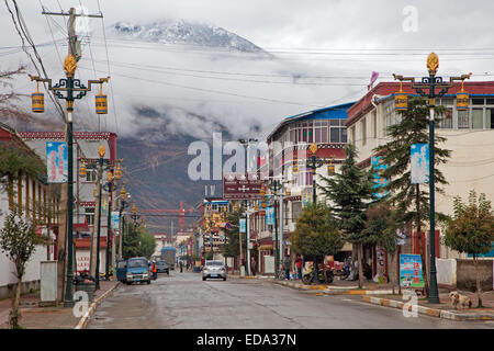 Straße der tibetischen Stadt Dawu, Provinz Sichuan, China Stockfoto