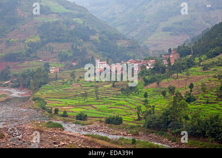 Ländliches Dorf und terrassierten Reisfelder im südlichen China, Zhaotong Bezirk, Yunnan Provinz, China Stockfoto