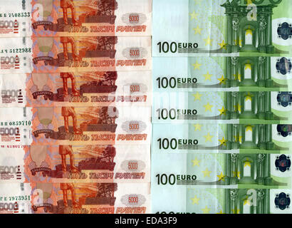 Hintergrund. 100 Euro-Banknoten und 5 000 russischen Rubel Banknoten Stockfoto