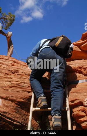 Klettern, Corona Arch in der Nähe von Moab, Utah - USA Stockfoto