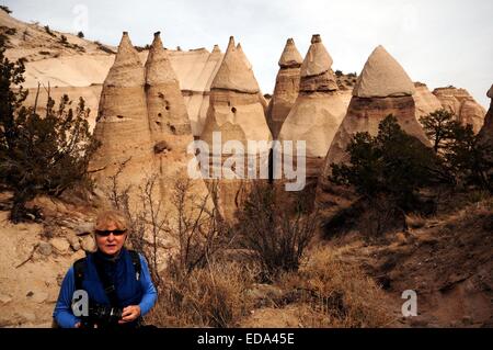 83 Jahre alte Frau Wandern im Kasha-Katuwe Zelt Rocks, Zelte hinter ihr. New-Mexico - USA Stockfoto