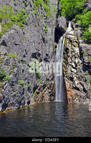 Herabstürzende Wasser über die Felsen in Western Brook Pond, Neufundland Stockfoto