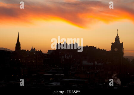 Edinburgh, Schottland. 3. Januar 2015. Das Wetter. Natur übermalt eine herrliche Pastell farbigen Sonnenuntergang Edinburgh Castle und das Stadtzentrum für Touristen und Einwohner am ersten Wochenende des Jahres 2015. Stockfoto