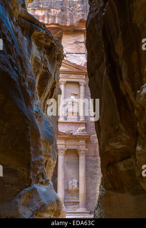 Die Khazneh (Treasury) von Siq, Petra, Jordanien gesehen. Stockfoto