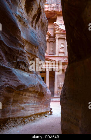 Die Khazneh (Treasury) von Siq, Petra, Jordanien gesehen. Stockfoto