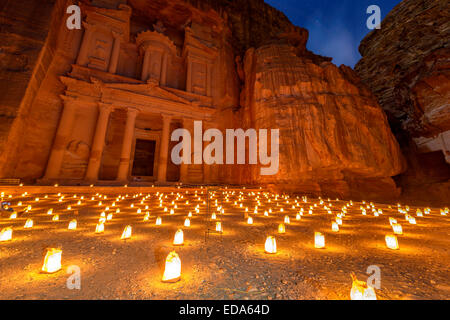 Treasury (Khasneh) in Petra, Jordanien bei Nacht. Petra bei Nacht im Lichte der 1.800 Kerzen. Stockfoto