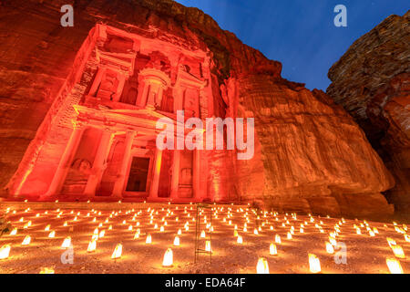 Treasury (Khasneh) in Petra, Jordanien bei Nacht. Petra bei Nacht im Lichte der 1.800 Kerzen. Stockfoto