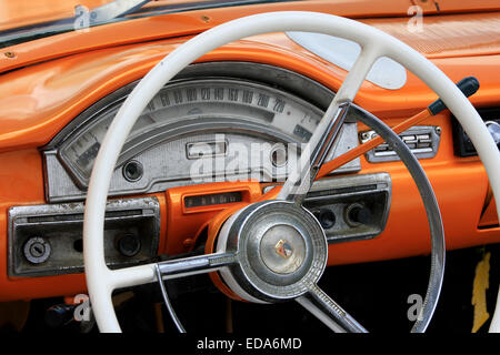 Lenkrad und Armaturenbrett eines Jahrgangs Ford Fairlane in Havanna, Kuba Stockfoto