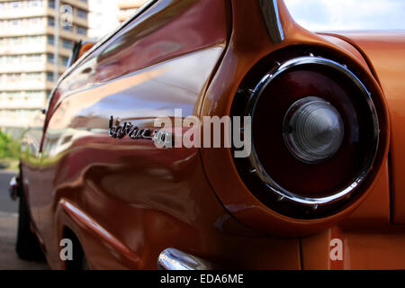 Hinteren Scheinwerfer und Flügel eines Jahrgangs Ford Fairlane in Havanna, Kuba Stockfoto