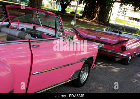 Klassische amerikanische Oldtimer Cabrios ausgekleidet geparkt in einer Straße in Havanna, Kuba Stockfoto