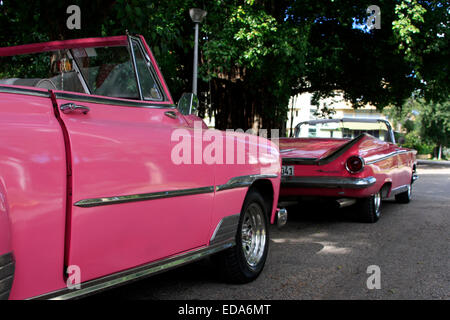 Klassische amerikanische Oldtimer Cabrios ausgekleidet geparkt in einer Straße in Havanna, Kuba Stockfoto