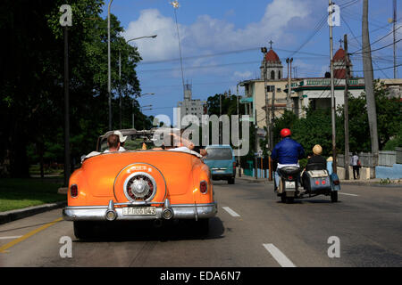 Touristen, die Fahrt in einem klassischen amerikanischen Buick Oldtimer in Havanna, Kuba Stockfoto