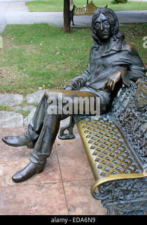 Skulptur von John Lennon sitzen auf einer Bank im John-Lennon-Park, befindet sich in Vedado District von Havanna, Kuba Stockfoto