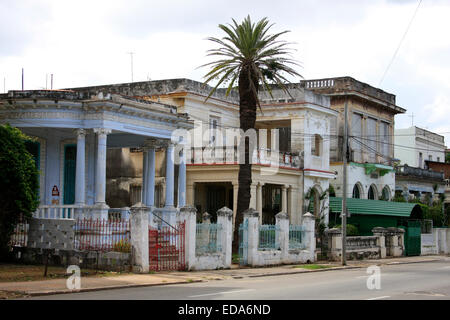 Alte kubanische Villen in der Calle 17 in der Nähe von Parque Lennon in Havanna, Kuba Stockfoto