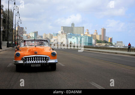 Touristen in einem Oldtimer Buick Oldtimer Fahrt entlang Malecon in Havanna, Kuba Stockfoto